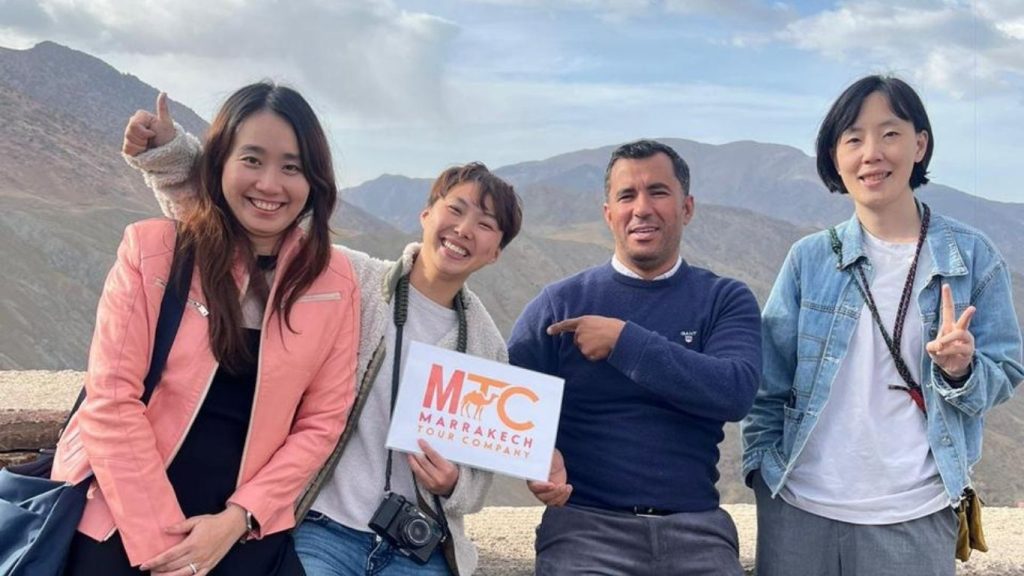 Guida turistica locale marocchina che conduce un viaggio nel deserto del Sahara.